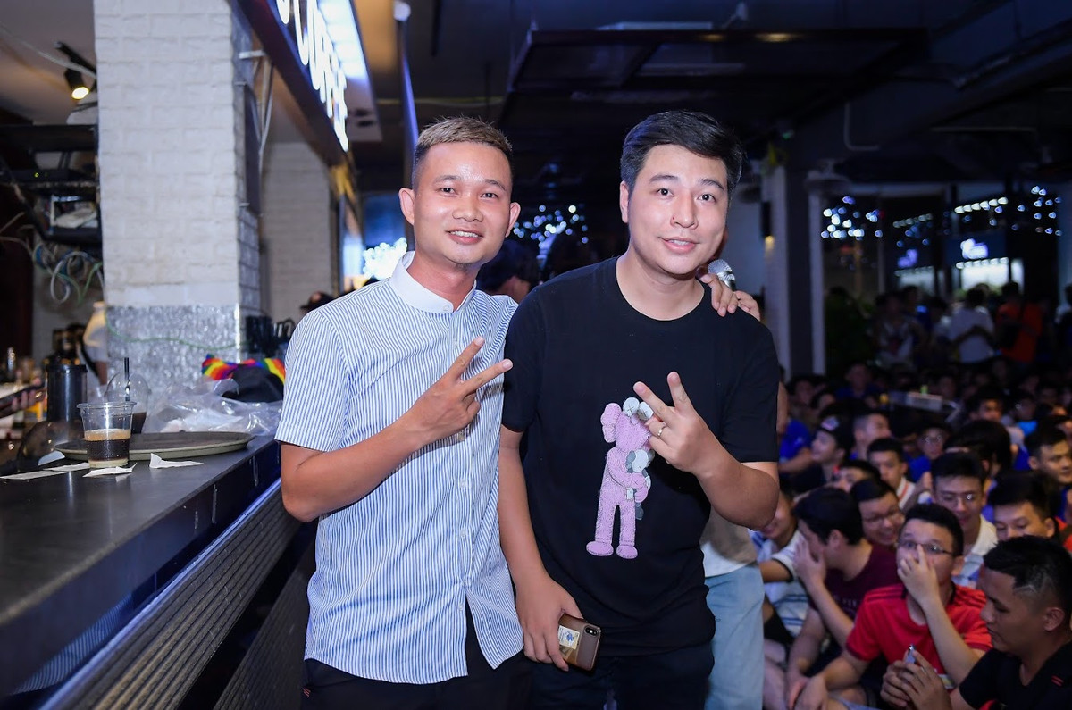 Cặp đôi Tuyền Văn Hóa và Cường Camay tới góp vui cho buổi "xem chung" của các fan bóng đá đêm qua.