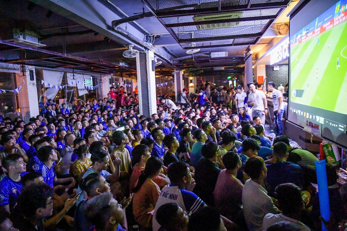 Được biết, địa điểm "xem chung" trên được hội CĐV Chelsea tại Việt Nam (CFC VN) đứng ra tổ chức. Nhưng có khá nhiều fan MU cũng tới đây góp vui.