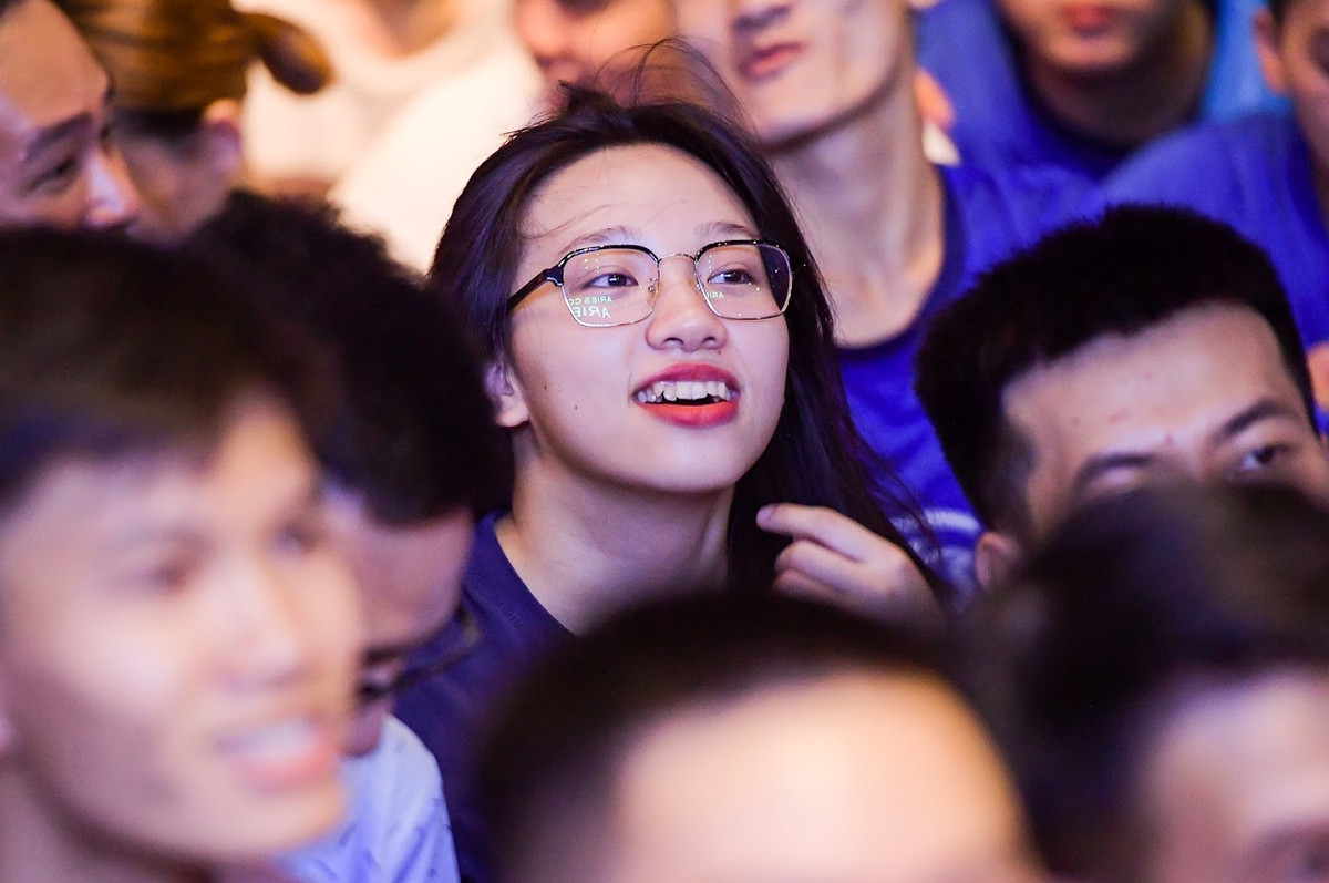 Dù đã bước qua thời khác 12h nhưng các bóng hồng fan Chelsea vẫn hào hứng cổ vũ cho đội nhà trong trận đại chiến với MU tại bán kết FA Cup 2020.