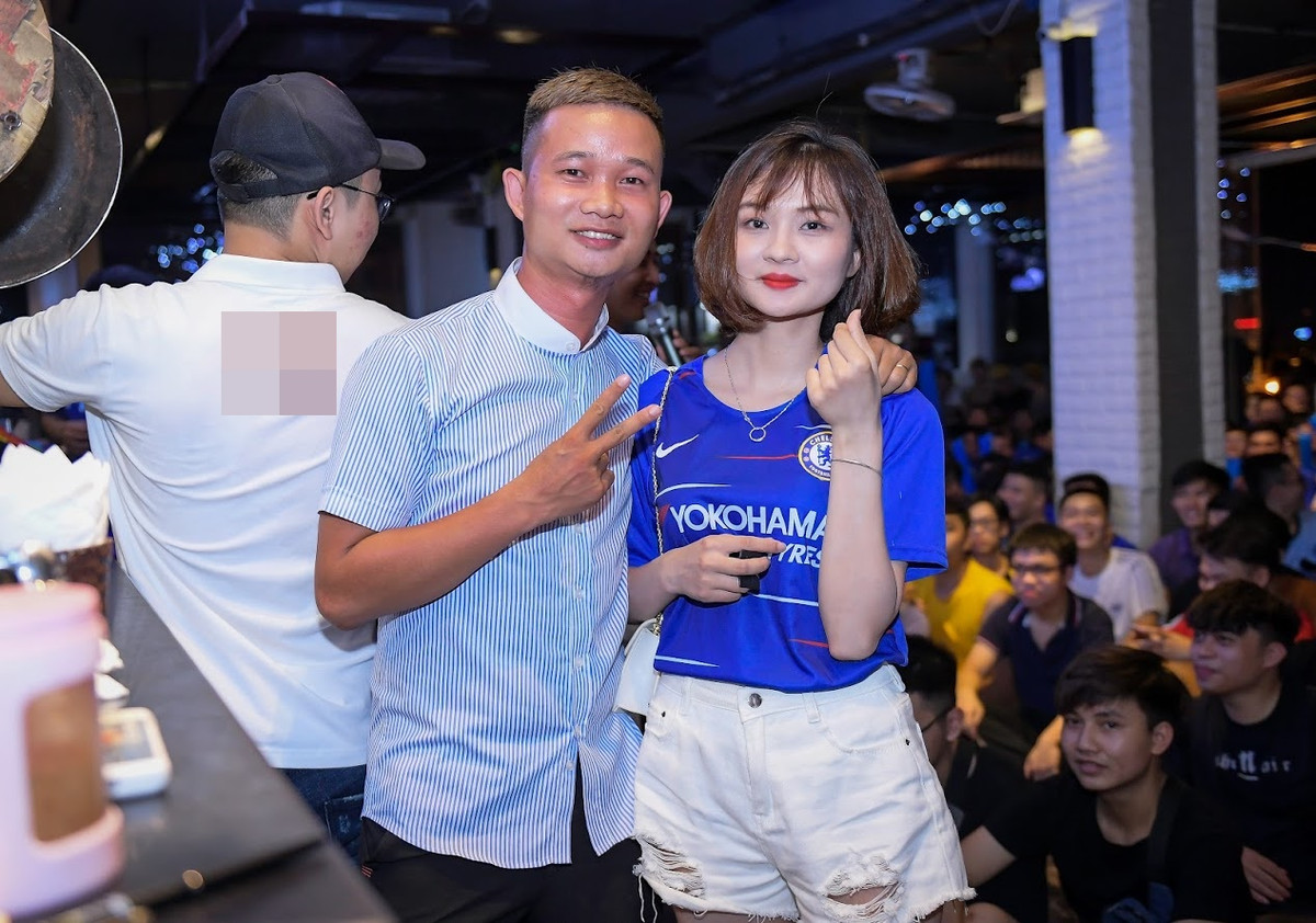 Trong buổi "xem chung" của fan Chelsea và MU còn có sự góp mặt của gương mặt nổi tiếng trên MXH và giới bóng đá phủi là Cường Camay. Bên cạnh những câu trả lời về vấn đề chuyên môn, BLV này còn góp tiếng cười cho các fan trước giờ bóng lăn.