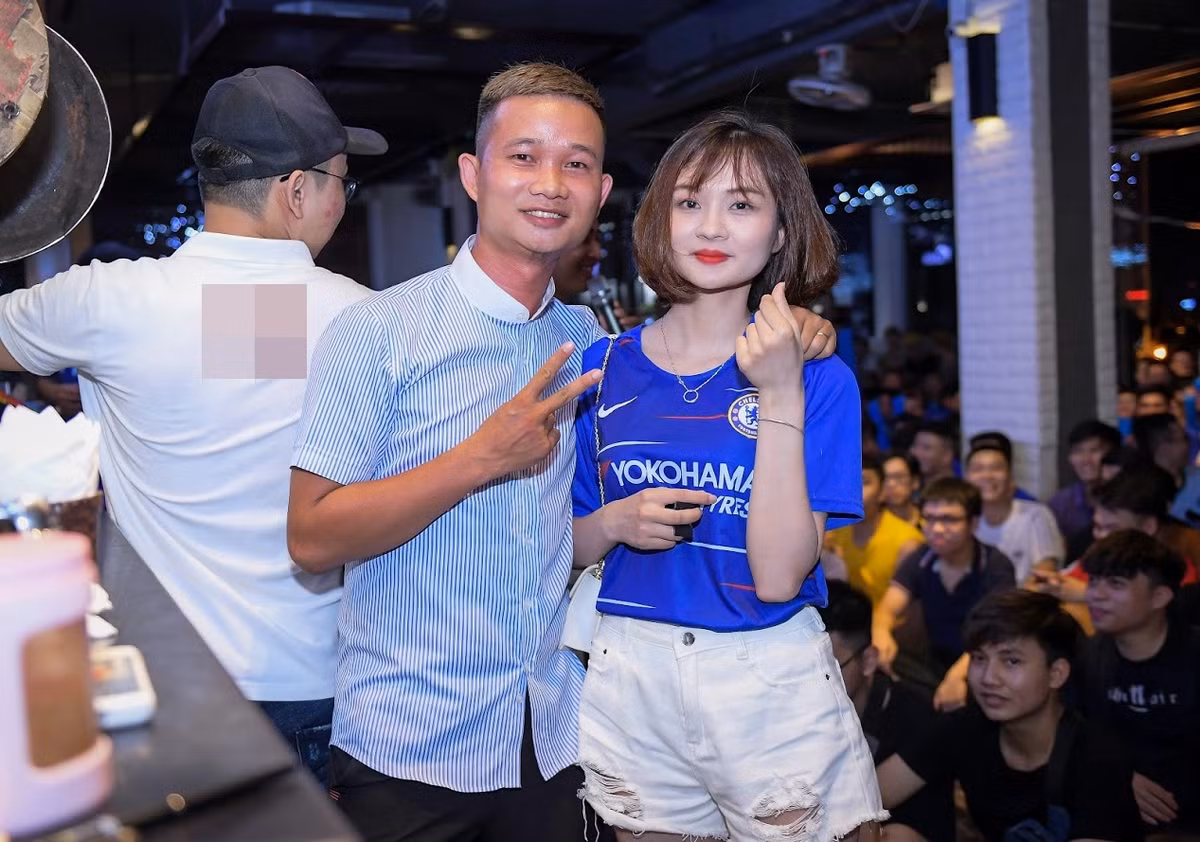 Trong buổi "xem chung" của fan Chelsea và MU còn có sự góp mặt của gương mặt nổi tiếng trên MXH và giới bóng đá phủi là Cường Camay. Bên cạnh những câu trả lời về vấn đề chuyên môn, BLV này còn góp tiếng cười cho các fan trước giờ bóng lăn.