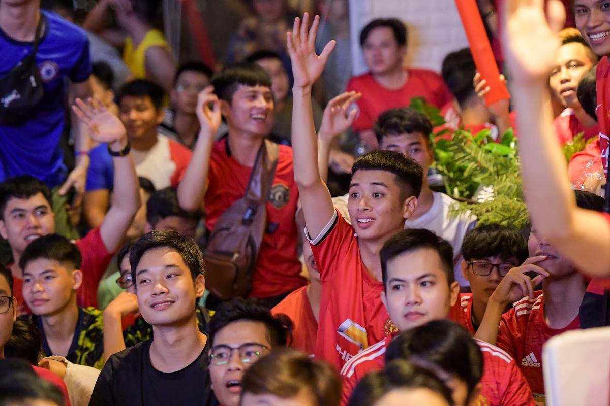 Sự cuồng nhiệt của fan Chelsea và MU đêm qua biến không gian quán cafe trở nên vô cùng sôi động.