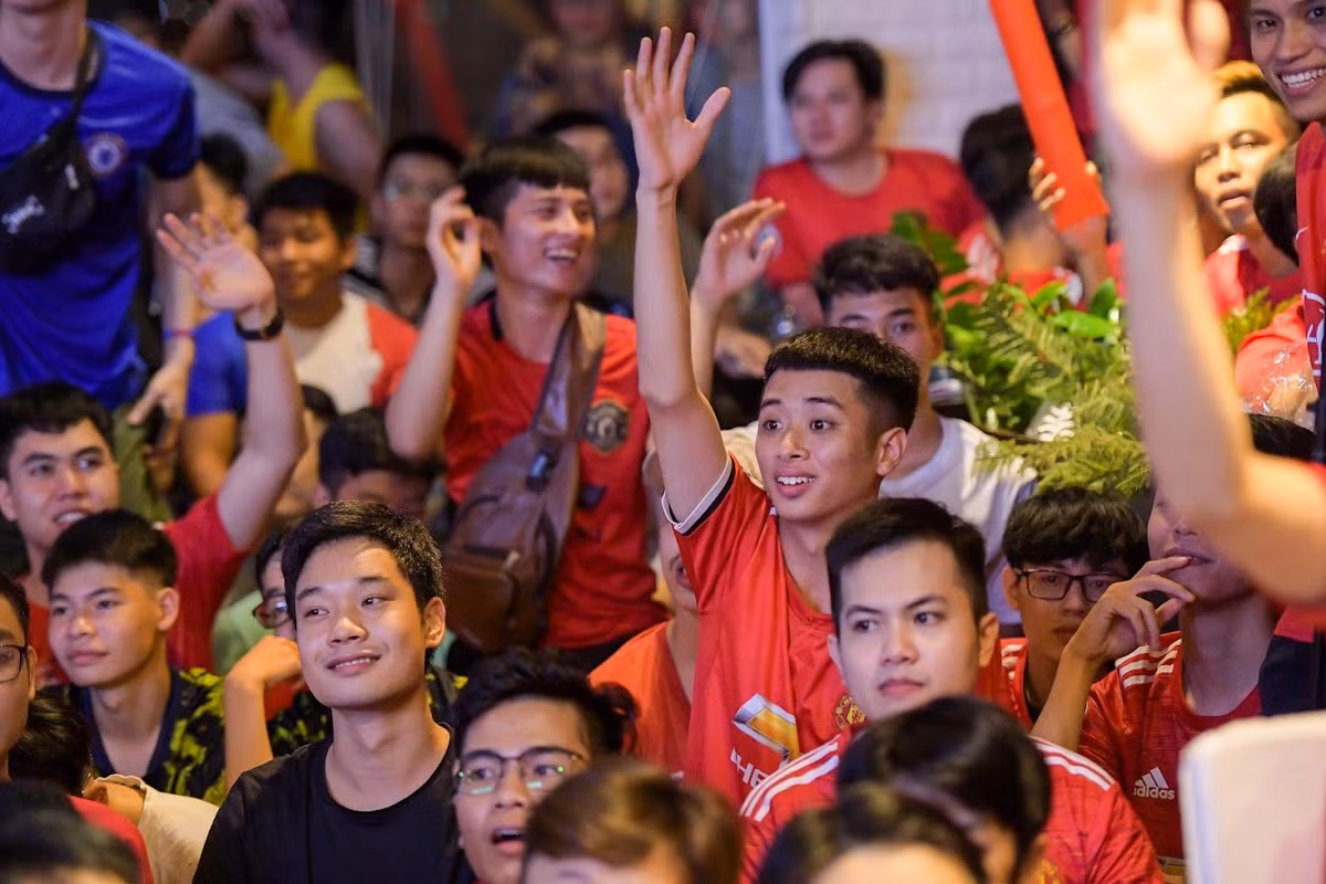 Sự cuồng nhiệt của fan Chelsea và MU đêm qua biến không gian quán cafe trở nên vô cùng sôi động.