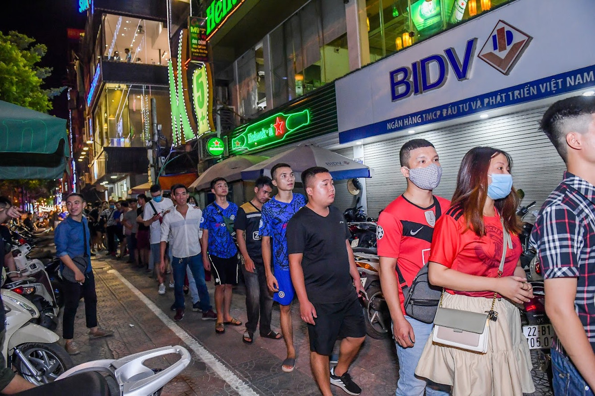 Có mặt tại quán cafe chuyên tổ chức các buổi "xem chung" bóng đá, trước giờ bóng lăn có rất nhiều CĐV Chelsea và MU xếp hàng dài để được vào trong tận hưởng không khí bóng đá.