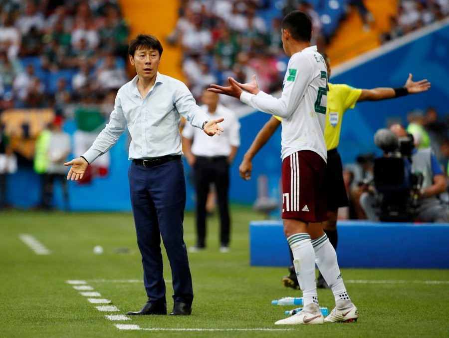 Sau khi chia tay đội tuyển Hàn Quốc, Shin Tae Yong Liên đoàn bóng đá Indonesia (PSSI) bổ nhiệm làm HLV trưởng đội bóng xứ Vạn đảo và mới đây trở thành "bại tướng" dưới bàn tay thao lược của HLV Park Hang Seo trong trận đấu lượt về Vòng loại World Cup 2022 khu vực châu Á với tỷ số 0-4.