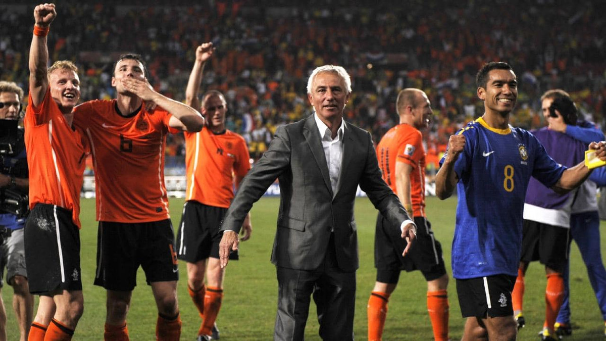 Bert van Marwijk bắt đầu nắm quyền tại tuyển Hà Lan sau Euro 2008, thay thế cho Marco van Basten. Vị chiến lược gia sinh năm 1952 này đã biến "cơn lốc màu da cam" trở nên vững chắc và từng biến tiến vào trận chung kết World Cup 2010 trên đất Nam Phi.