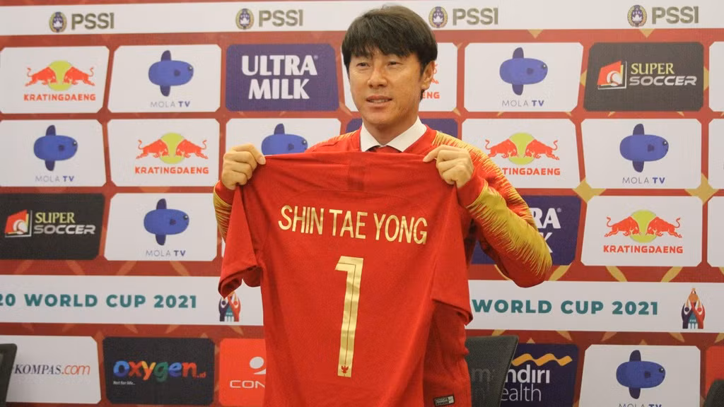 Trong lần đầu hít thở bầu không khí World Cup, người đồng hương với HLV Park Hang Seo thua Thụy Điển 0-1 và Mexico với tỷ số 1-2. Tuy nhiên, ở trận đấu cuối Shin Tae Yong lại cùng các học trò như Son Heung Min biến đội tuyển Đức sớm trở thành cựu vương và lần đầu tiên không vượt qua được vòng bảng sau 80 năm.