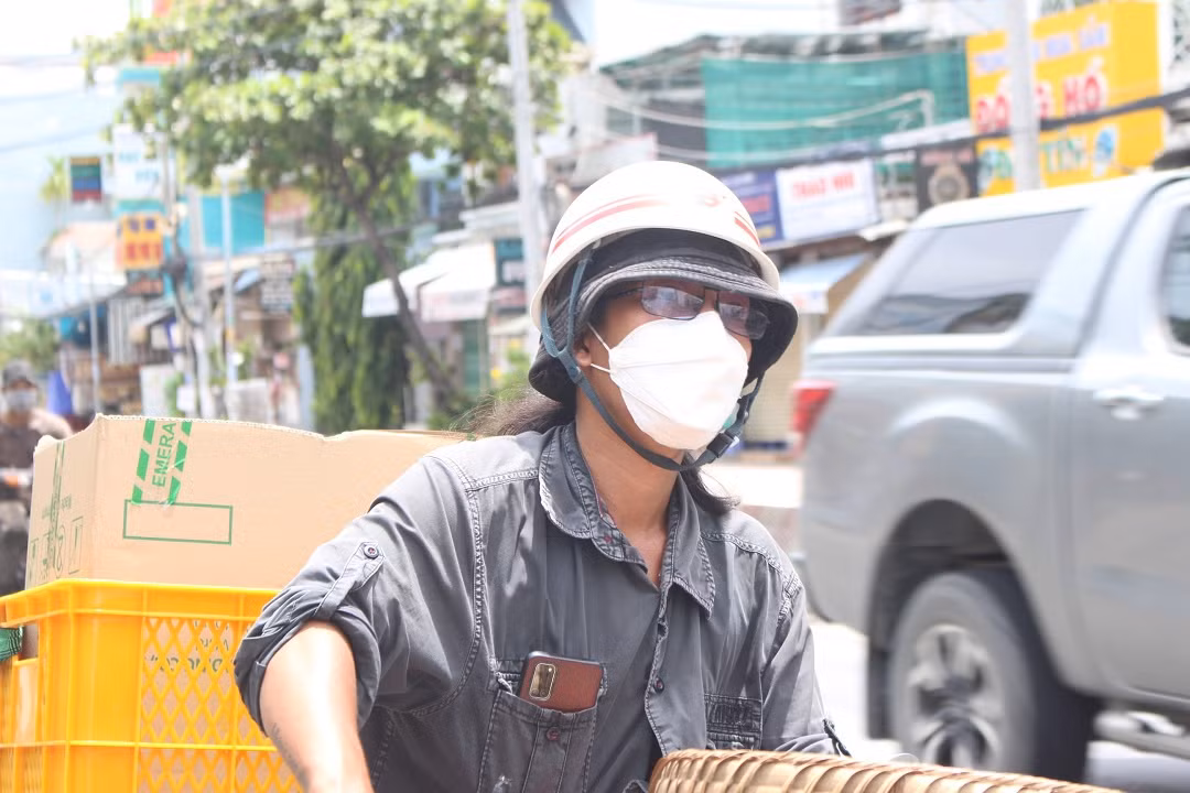 Gặp cô chở ve chai, giấy vụn trên đường, TikToker 9x gọi với theo với chất giọng hài hước: “Cô ơi, cô dừng lại nào, cô dừng lại đi” để gửi chút quà hỗ trợ. Sau hồi hỏi thăm, anh Lâm Ống Húc biết người phụ nữ này bị bệnh xương khớp, cũng không còn nhiều tiền mua thuốc nên hào phóng tặng luôn “combo” gồm bánh mì, dầu gió, khẩu trang và ít tiền.