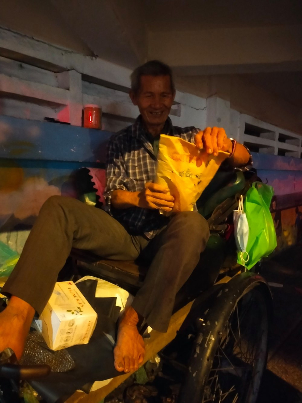 Mỗi ngày, anh Lâm Ống Húc lại bắt đầu một hành trình mới. Đến nơi đâu, thấy ai khó khăn, anh lại dừng xe trao quà, không quên nhắc nhở thêm mọi người nhớ bảo vệ bản thân, giữ gìn sức khoẻ thật tốt.