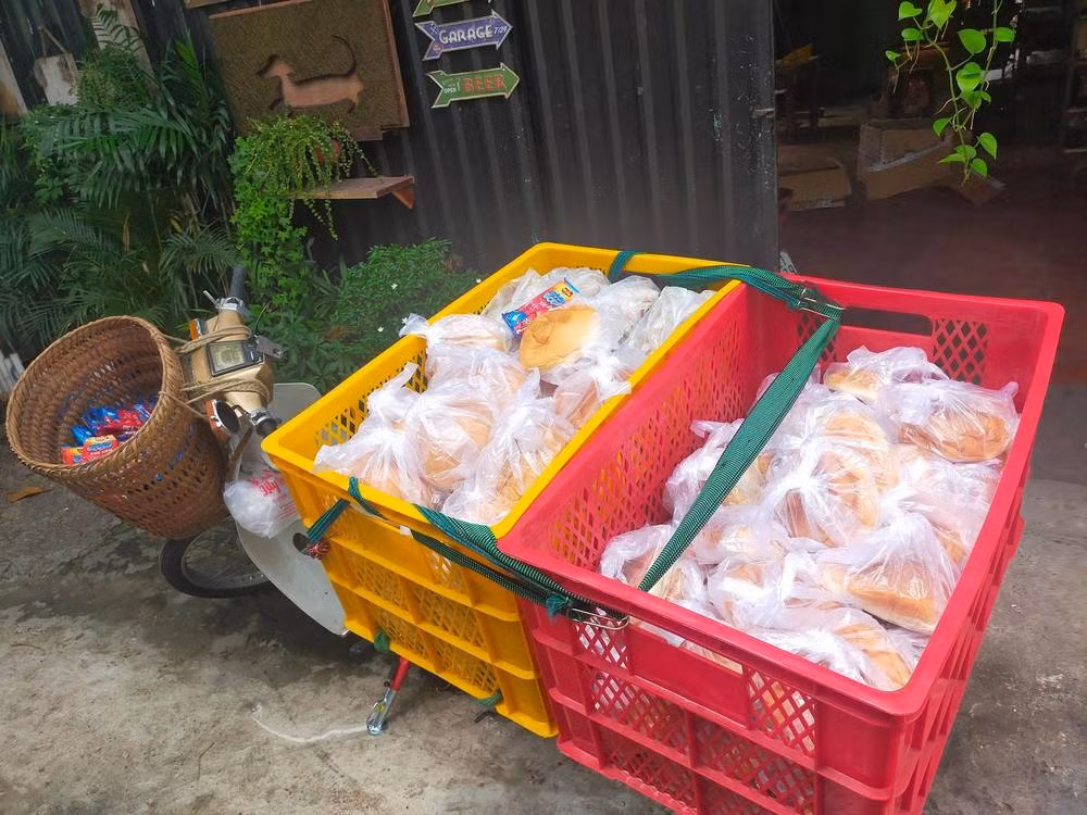 Công việc của anh Lâm đều đặn đến mức ngay cả các chiến sĩ công an tại chốt kiểm dịch cũng đã "quen mặt, biết tên". Cứ thấy anh là họ lại nhanh chóng nói: "Anh Lâm Ống Húc, qua đi anh”.