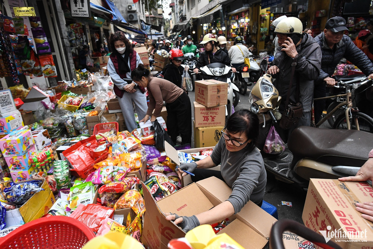 Lượng hàng hóa tăng cao, nhiều cửa hàng bày sản phẩm ra đường đi khiến người đi lại ở khu vực phố cổ gặp nhiều khó khăn.