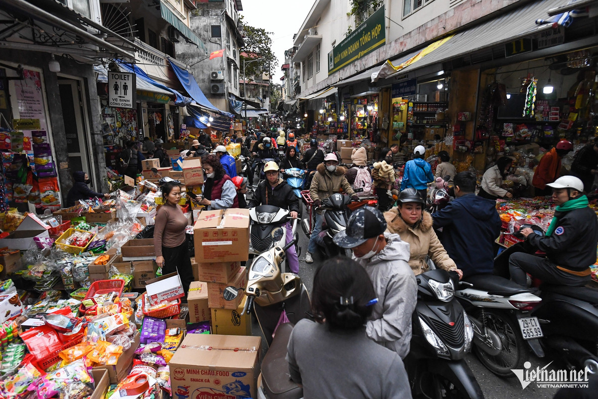 14h ngày 10/1 tại khu vực phố Hàng Giầy, người điều khiển xe máy phải nhích từng chút để đi qua.