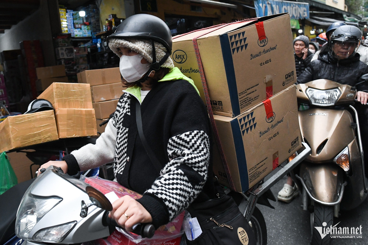 Hình ảnh tại phố Hàng Buồm, nơi kinh doanh buôn bán bánh mứt kẹo nổi tiếng Thủ đô.