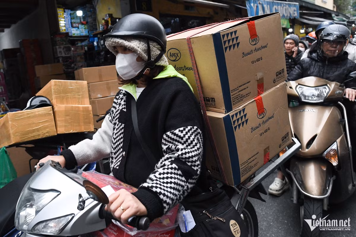 Hình ảnh tại phố Hàng Buồm, nơi kinh doanh buôn bán bánh mứt kẹo nổi tiếng Thủ đô.