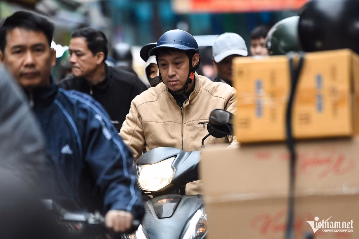 Khách hàng dừng lại mua sắm, người vận chuyển hàng để xe ở lề đường càng làm cho giao thông thêm phần rối loạn.