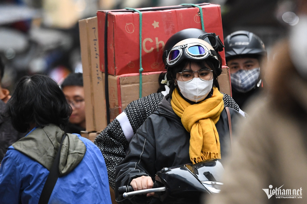 Ông Đỗ Thế Hiển (shipper) cho biết, chạy giao hàng cho các tiệm bánh kẹo tại phố Hàng Giầy mỗi ngày từ 10-15 lần. "Đây là thời điểm các khách buôn đến mua sắm mang về bán Tết nên ùn tắc thường xuyên xảy ra. Tôi phải lắp thêm khung sắt vào xe để tránh va chạm rơi đổ hàng", ông nói.