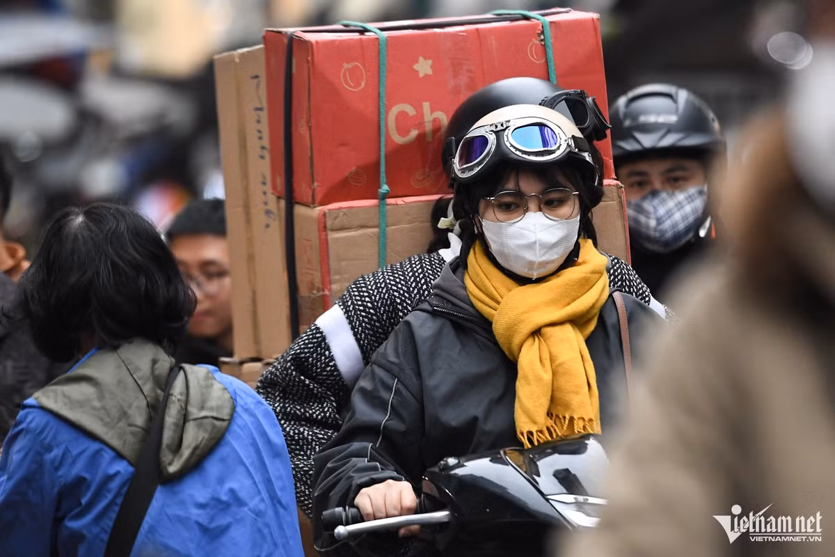 Ông Đỗ Thế Hiển (shipper) cho biết, chạy giao hàng cho các tiệm bánh kẹo tại phố Hàng Giầy mỗi ngày từ 10-15 lần. "Đây là thời điểm các khách buôn đến mua sắm mang về bán Tết nên ùn tắc thường xuyên xảy ra. Tôi phải lắp thêm khung sắt vào xe để tránh va chạm rơi đổ hàng", ông nói.