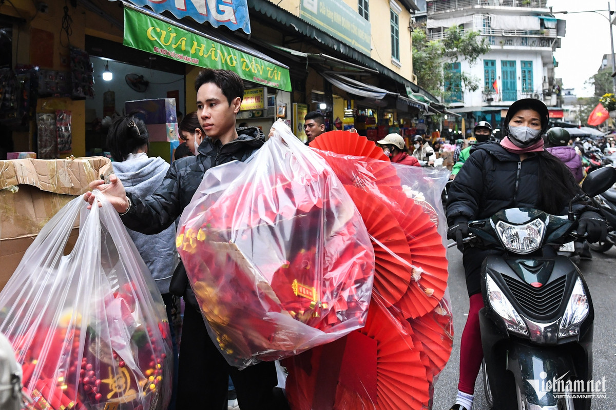 Anh Hưng (tiểu thương tại phố Hàng Giầy) chia sẻ, trong những ngày này, các cửa hàng phải mở bán từ 7h và đóng cửa muộn lúc 22h đến 23h, duy trì việc này tới 29 Tết.