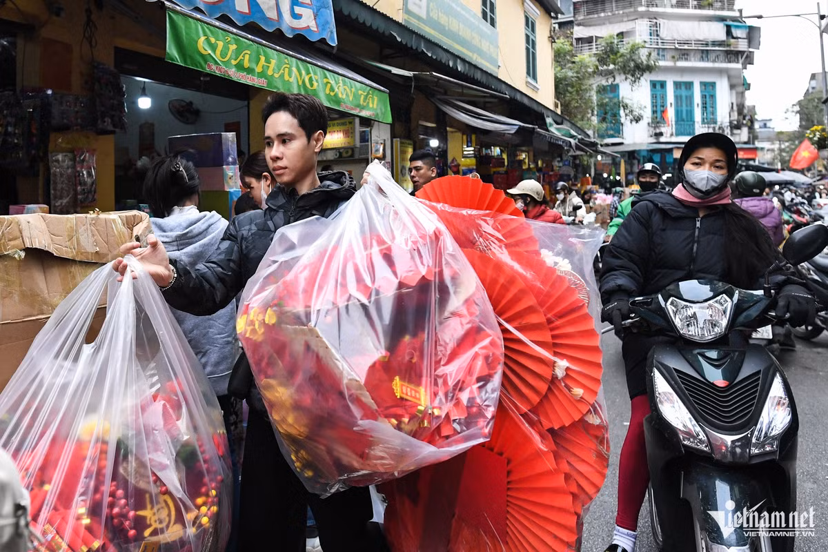 Anh Hưng (tiểu thương tại phố Hàng Giầy) chia sẻ, trong những ngày này, các cửa hàng phải mở bán từ 7h và đóng cửa muộn lúc 22h đến 23h, duy trì việc này tới 29 Tết.