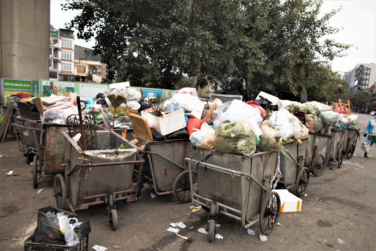 Cùng mong mỏi như nữ công nhân N. là nhiều nhân viên của tổ 2 cùng Xí nghiệp Môi trường Đô thị số 4. Họ nhận ca từ 6h sáng và chỉ mong rằng có xe cẩu tới để mang rác đi.