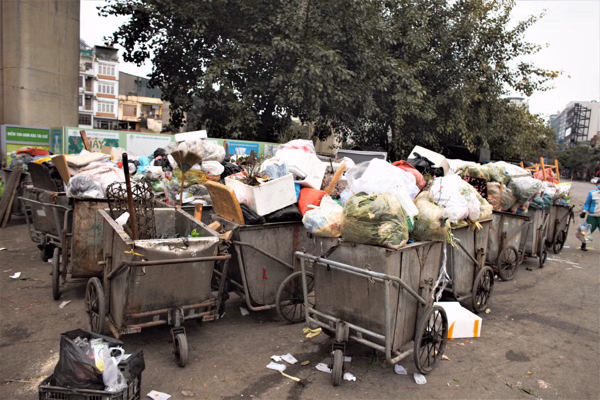 Cùng mong mỏi như nữ công nhân N. là nhiều nhân viên của tổ 2 cùng Xí nghiệp Môi trường Đô thị số 4. Họ nhận ca từ 6h sáng và chỉ mong rằng có xe cẩu tới để mang rác đi.