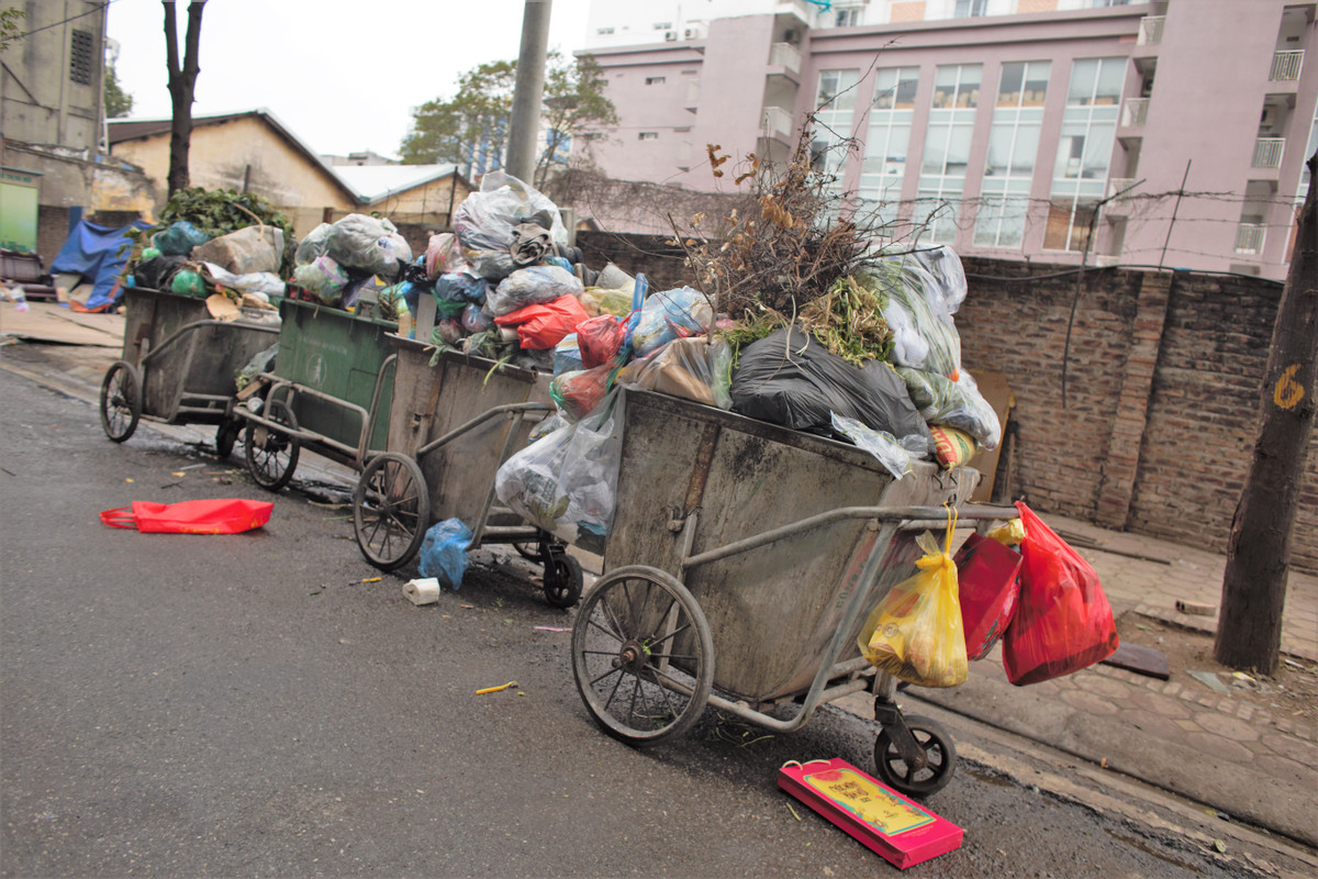 Do dịch COVID-19, nhiều người dân không về được quê nên lượng rác những ngày trên rất nhiều. Ví dụ như tại Đặng Trần Côn - Đống Đa - Hà Nội, nếu ngày thường 7 xe rác là vận chuyển hết thì hôm nay phải lên tới 35 xe mới dọn dẹp sạch khu vực này.