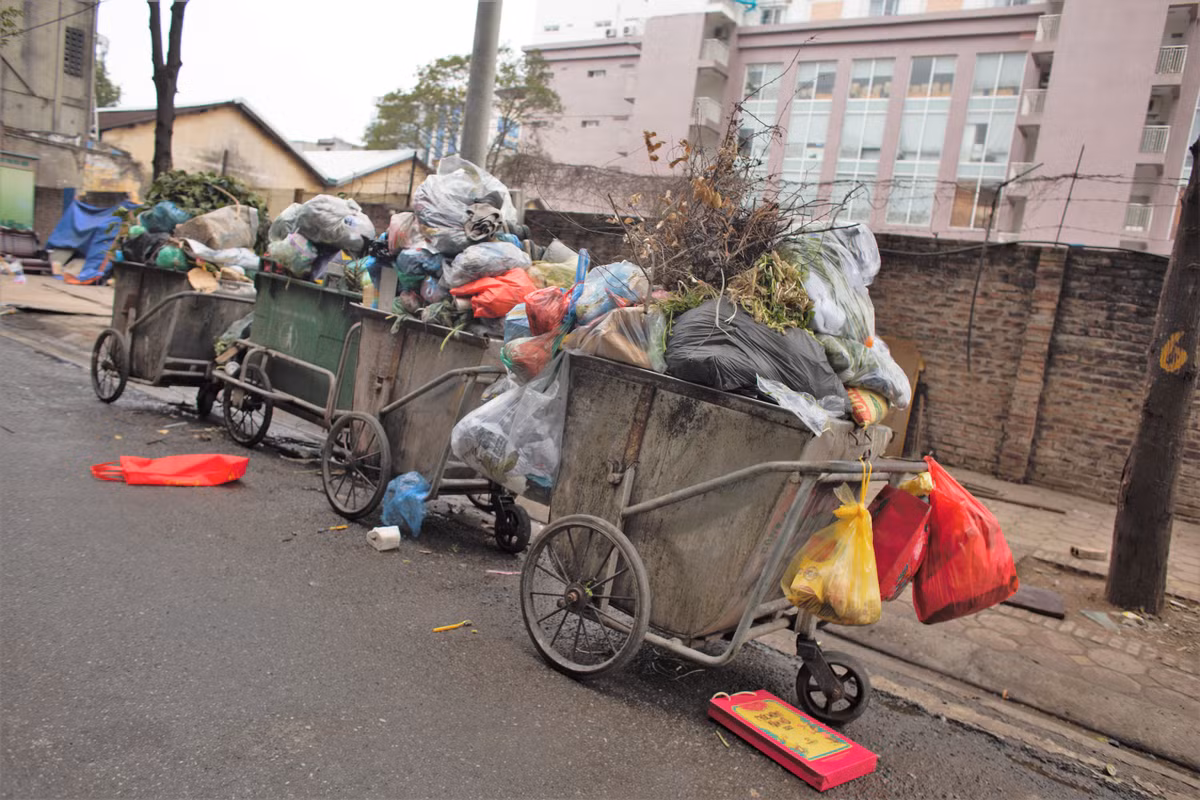 Do dịch COVID-19, nhiều người dân không về được quê nên lượng rác những ngày trên rất nhiều. Ví dụ như tại Đặng Trần Côn - Đống Đa - Hà Nội, nếu ngày thường 7 xe rác là vận chuyển hết thì hôm nay phải lên tới 35 xe mới dọn dẹp sạch khu vực này.