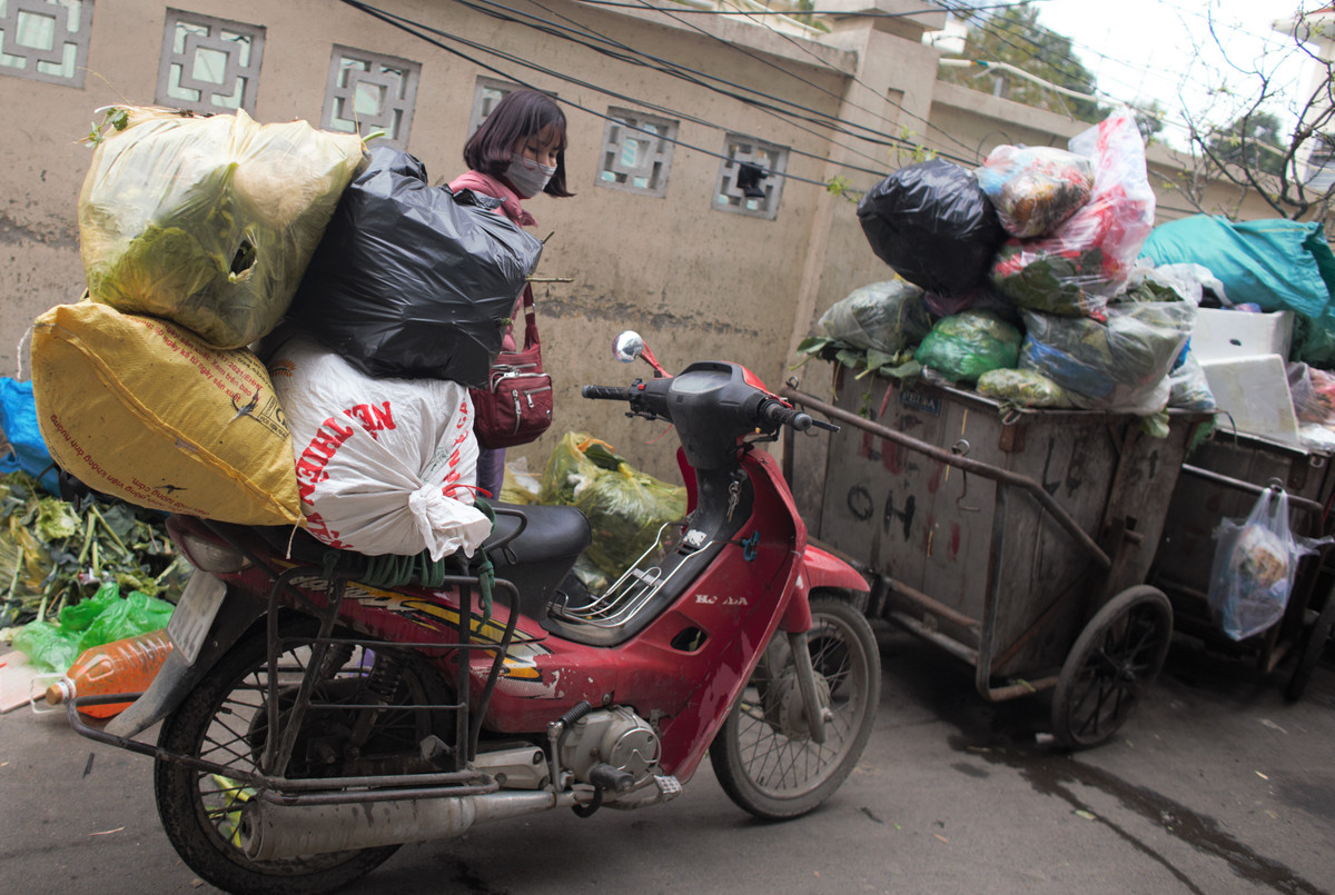 Những túi rác cồng kềnh được người dân ném ra khu tập kết rác. Bởi những xe rác đã cao quá đầu người nên họ đành phải vứt góc tường.