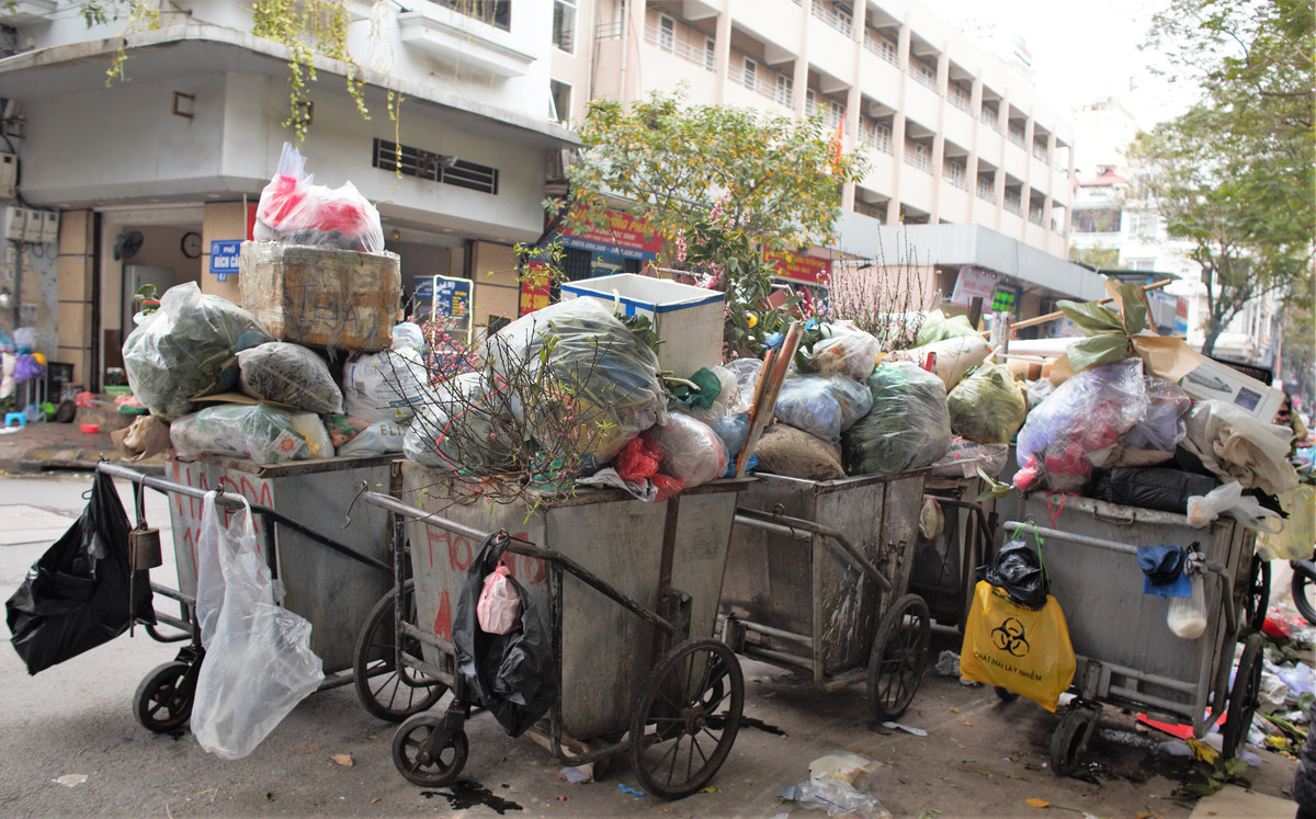 Thông thường từ 23 tháng Chạp đến 30 Tết là khoảng thời gian lượng rác thải sinh hoạt phát sinh trên địa bàn thành phố Hà Nội tăng đột biến.