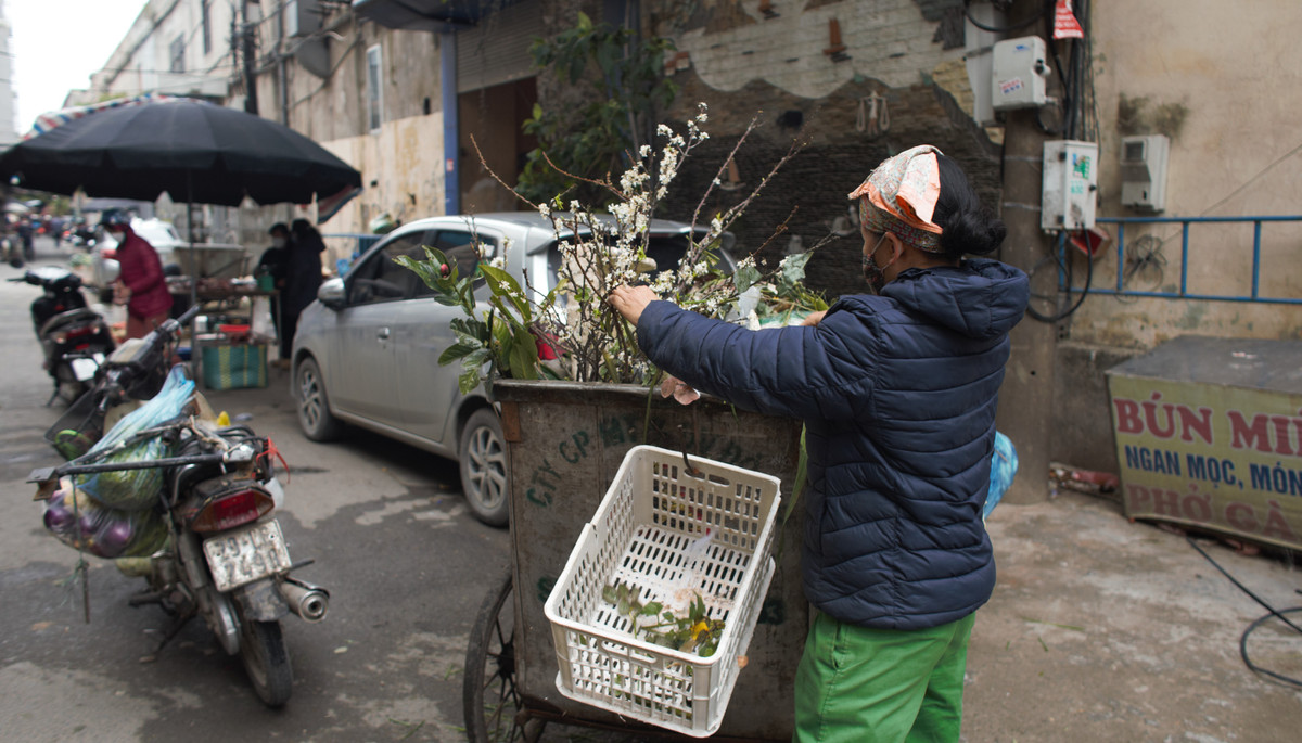 Cụ thể, nữ công nhân có tên N. (tổ 5 - Xí nghiệp Môi trường Đô thị số 4) cho hay: "Đi làm ngày Tết rác đã nhiều từ rác chợ cho đến rác dân sinh hoạt nên chúng tôi chỉ mong công ty điều phố xe nhanh chóng để chị em có phương tiện để đi thu gom".