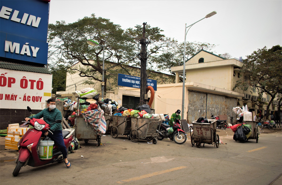 Hà Nội: Rác ngập mặt, công nhân “ngóng” cầu lấy xe đi làm Ha Noi: Rac ngap mat, cong nhan “ngong” cau lay xe di lam