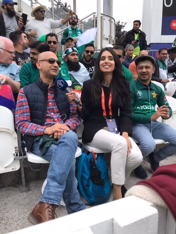 Đặc biệt, sau khi Asif Ali của đội tuyển Pakistan bỏ lỡ một cú bắt bóng, Mohammad Akhtar đã chống tay vào nạnh và khuôn mặt bày tỏ biểu cảm thất vọng rõ ràng. Khoảnh khắc này vô tình lọt vào ống kính và nhanh chóng trở thành một bức ảnh "gây chấn động" trên Internet.