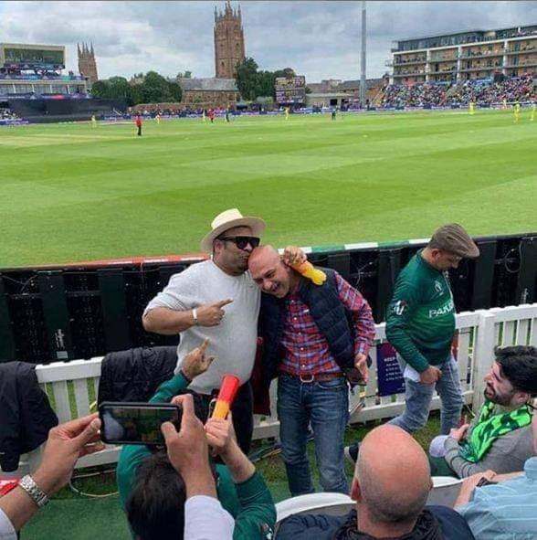 Sau đó, "ông chú" đã được cộng đồng mạng sáng tạo meme trên "mọi mặt trận". Ở đâu có meme ở đó có Muhammad Sarim Akhtar và trở thành hiện tượng mạng cực hot.