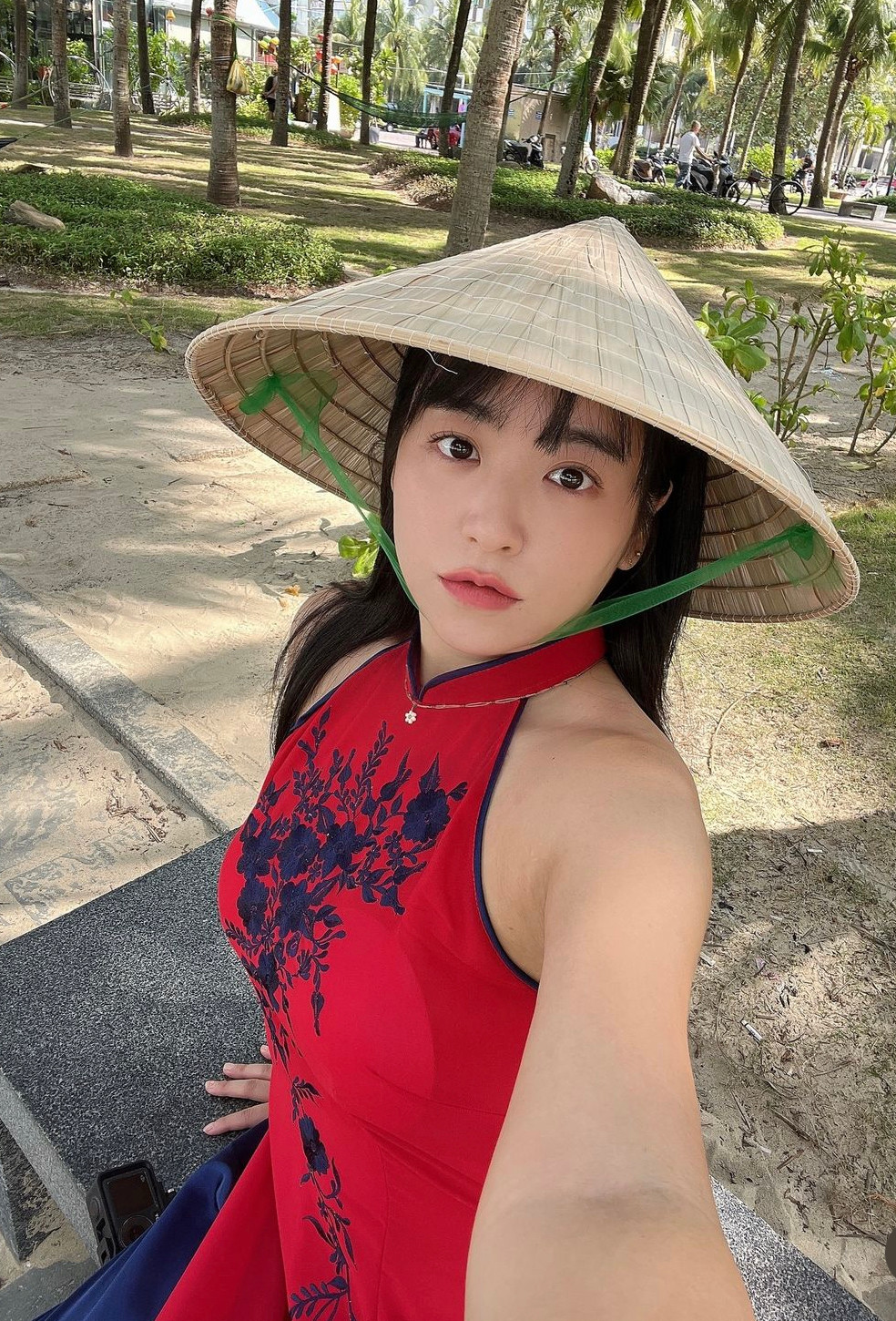 Hiện tại, netizen đã tìm ra danh tính của cô gái Hàn Quốc này. Đó là hot girl Sintto, sở hữu hơn 261k follow trên YouTube và hơn 64k follow trên Instagram.