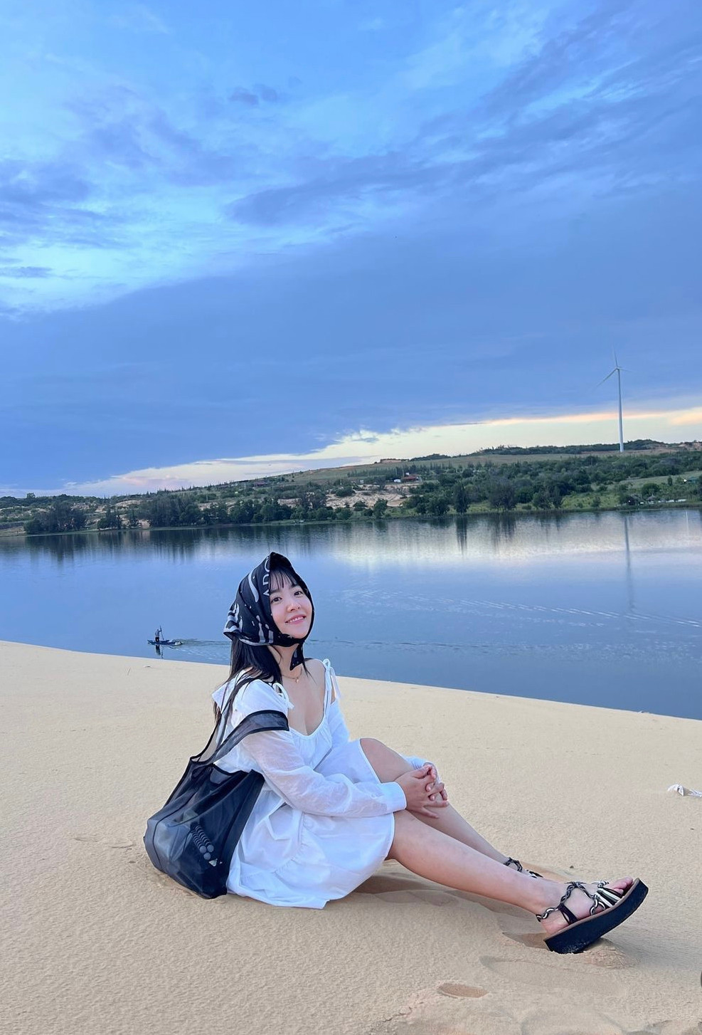 Sintto hiện đang làm công việc chính là người mẫu, diễn viên và YouTuber. Trên trang cá nhân, cô nàng thường khoe những chuyến du lịch sang chảnh.