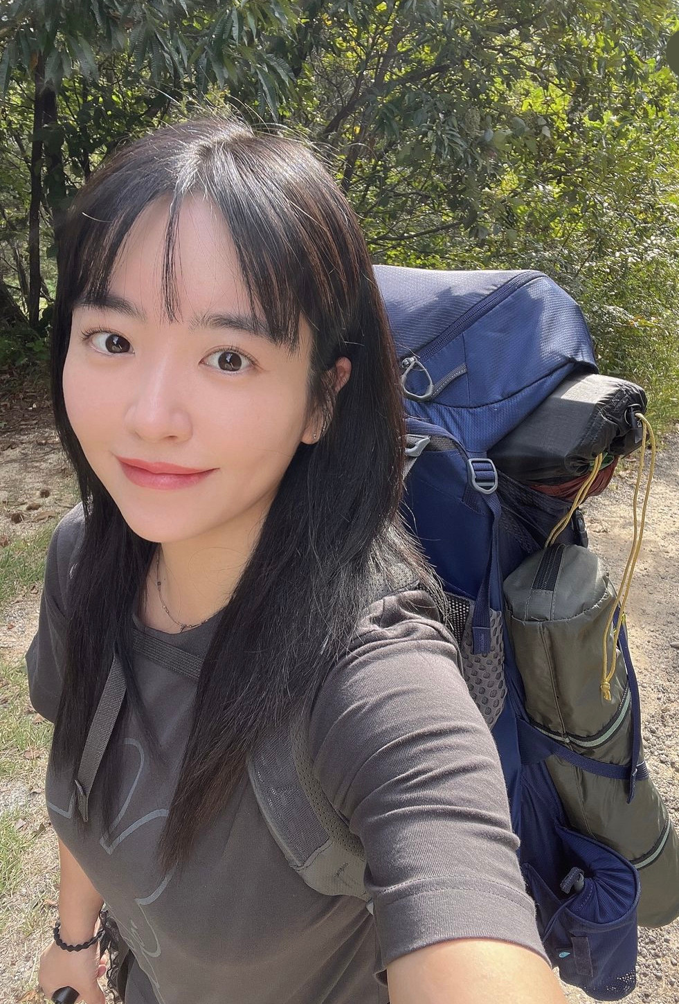 Trong chuyến đi Việt Nam, nữ Youtuber Hàn Quốc vừa khám phá du lịch một mình, vừa thử nhiều món ăn đặc sản như phở, sầu riêng, cơm gà, mì cay, chân gà rút xương...