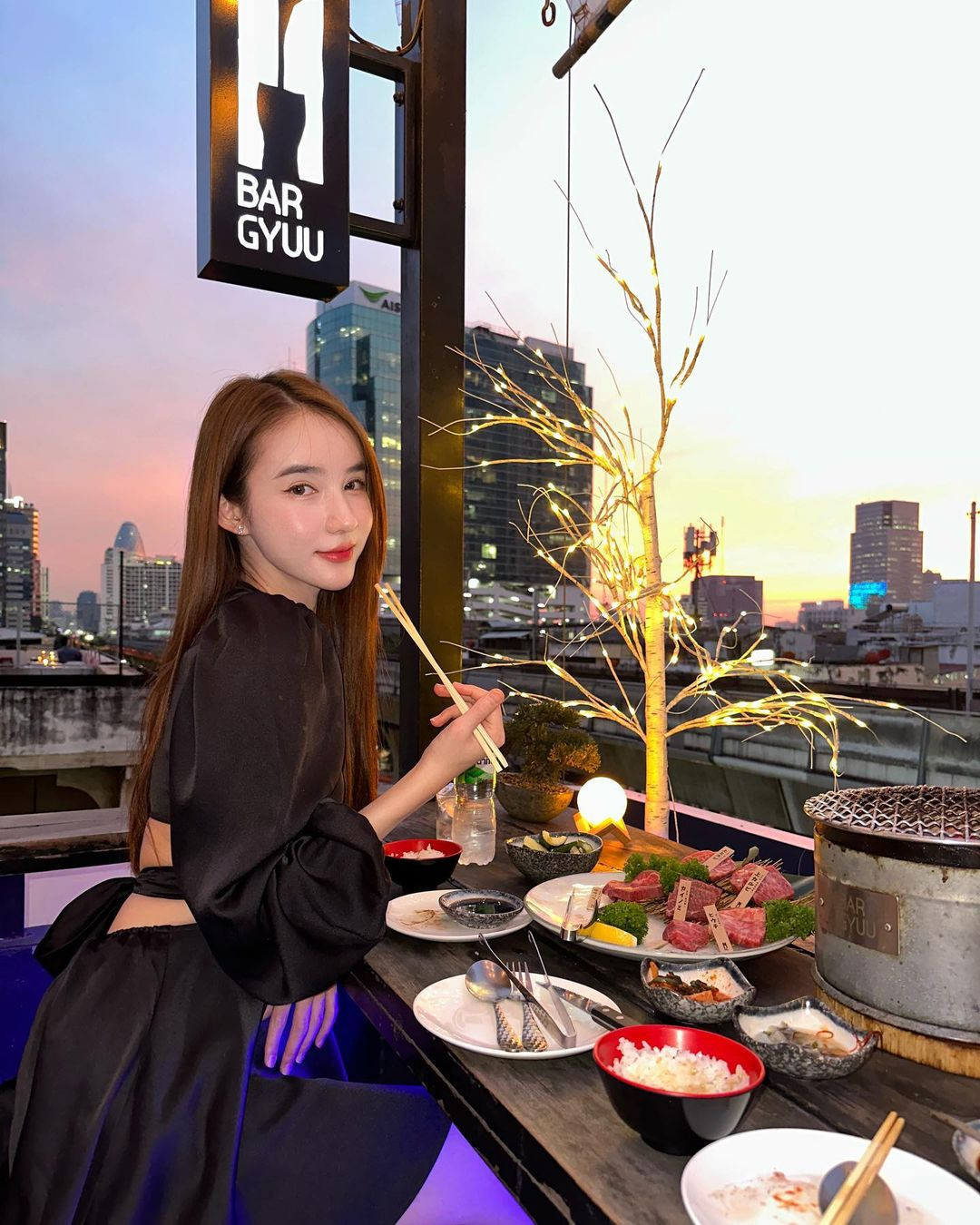 Không ít người cho rằng, dù đã trải qua nhiều cuộc phẫu thuật nhưng Yoshi vẫn giữ được nguyên vẹn nét đẹp trong trẻo, tinh khôi, không có nhiều sự thay đổi so với thời điểm đăng quang cách đây 6 năm.