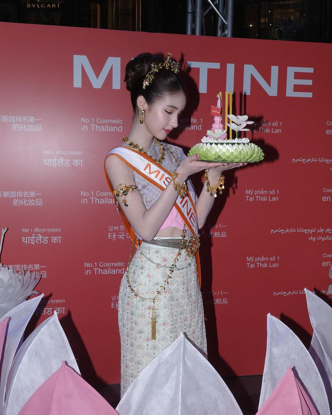 Yoshi Rinrada sinh năm 1997, là mỹ nhân chuyển giới nổi tiếng sở hữu lượng fan đông đảo ở châu Á. Cô từng đăng quang ngôi vị Hoa Hậu chuyển giới Thái Lan năm 2017 và được mệnh danh là "Angela Baby phiên bản Thái".