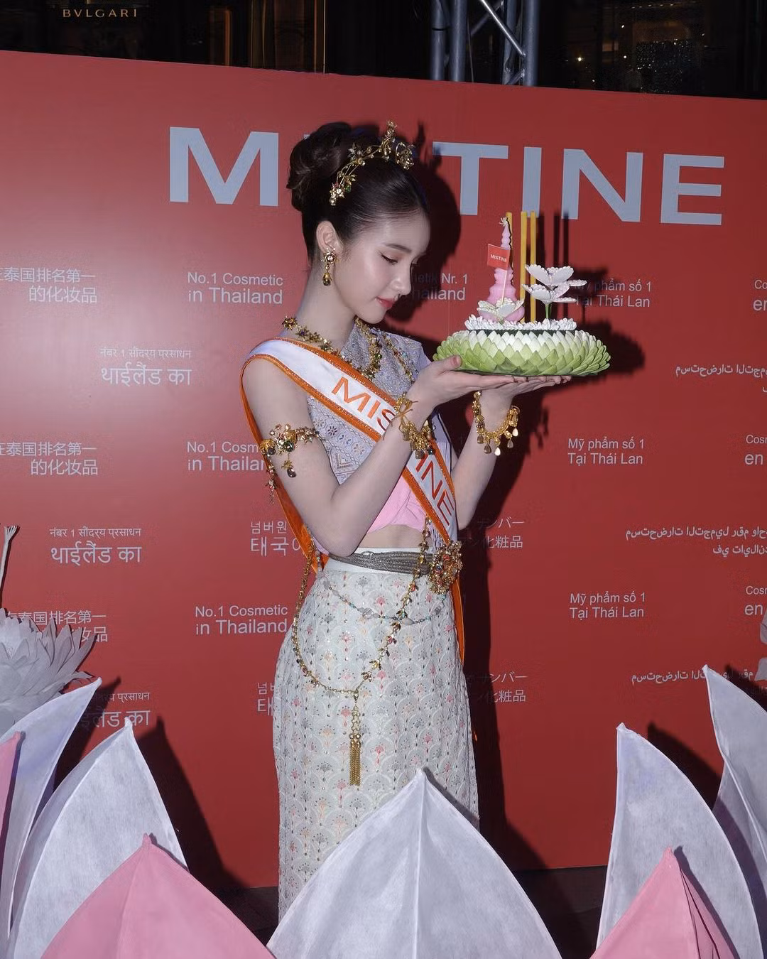 Yoshi Rinrada sinh năm 1997, là mỹ nhân chuyển giới nổi tiếng sở hữu lượng fan đông đảo ở châu Á. Cô từng đăng quang ngôi vị Hoa Hậu chuyển giới Thái Lan năm 2017 và được mệnh danh là "Angela Baby phiên bản Thái".