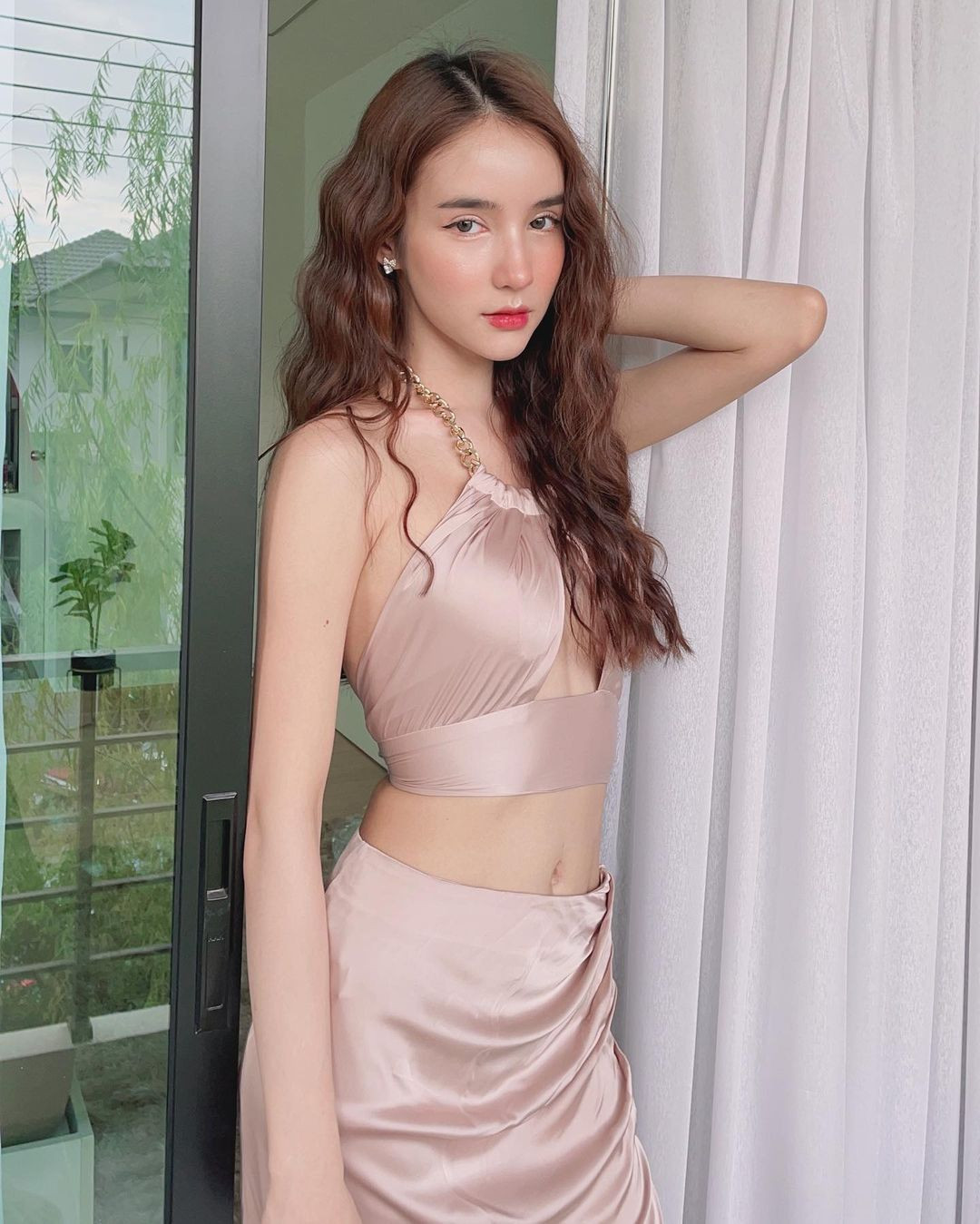 Chân dung hot girl chuyển giới Thái Lan gây ấn tượng tại lễ hội thả đèn hoa đăng mới đây.