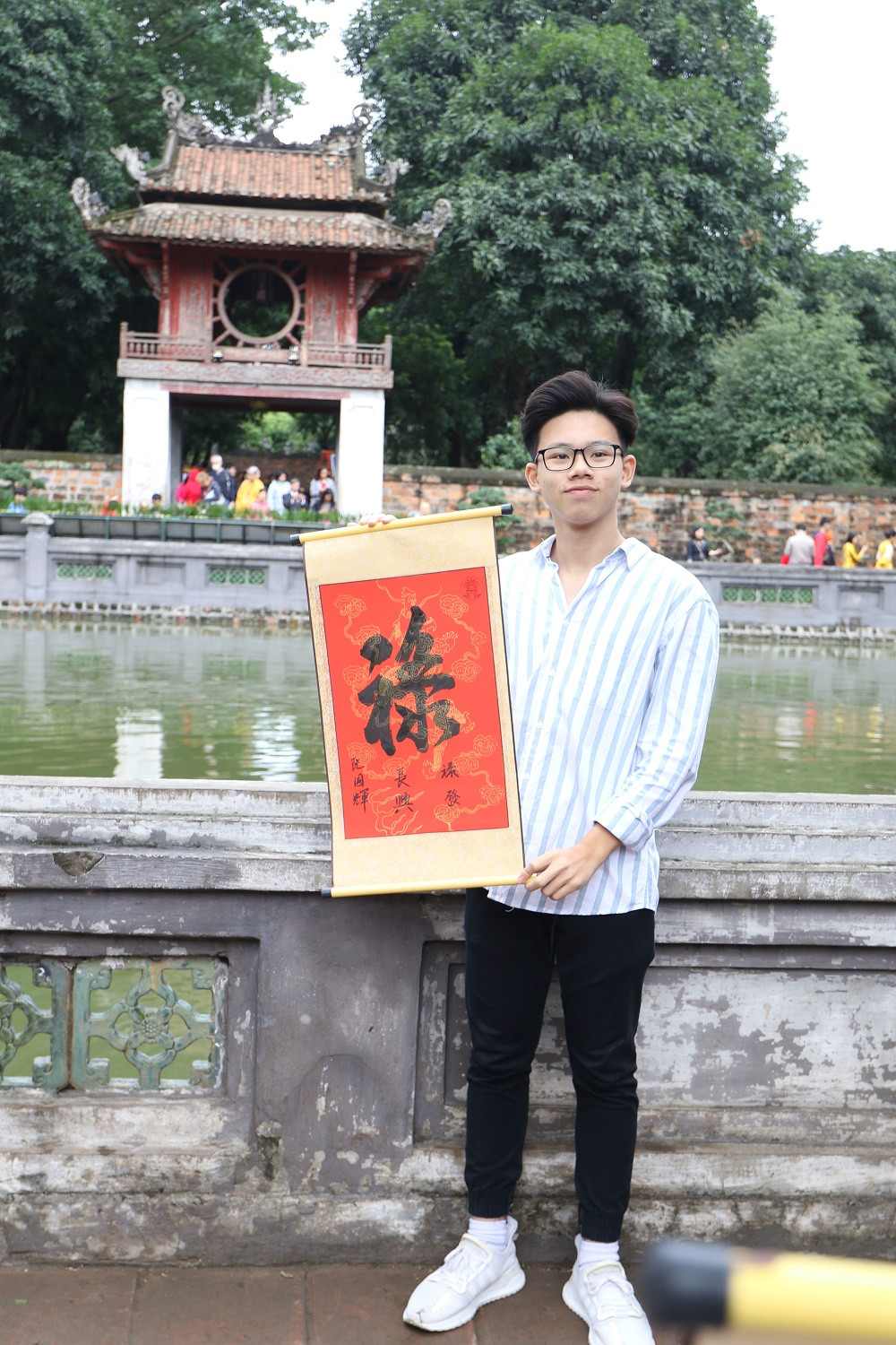 Tại khu vực Văn Miếu, ban tổ chức bố trí 8 bàn viết chữ thư pháp của 8 ông đồ khách mời.