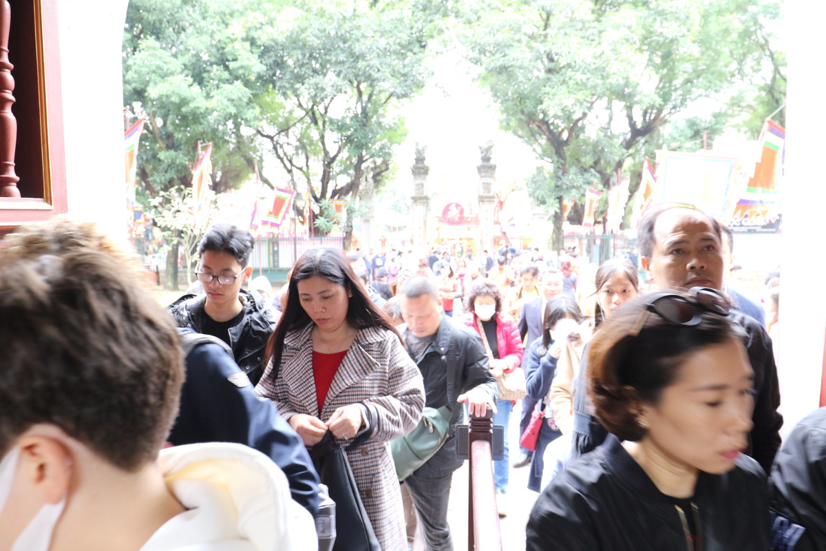 Vì vậy, sáng mùng 1 Tết Canh Tý, rất đông người dân Thủ đô Hà Nội đã tới Văn Miếu - Quốc Tử Giám để xin chữ, phần đông là những người trẻ.