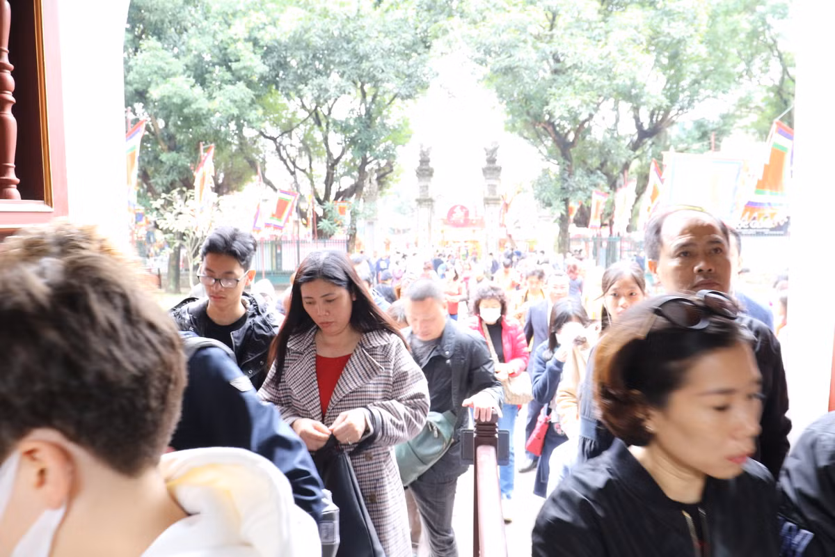 Vì vậy, sáng mùng 1 Tết Canh Tý, rất đông người dân Thủ đô Hà Nội đã tới Văn Miếu - Quốc Tử Giám để xin chữ, phần đông là những người trẻ.