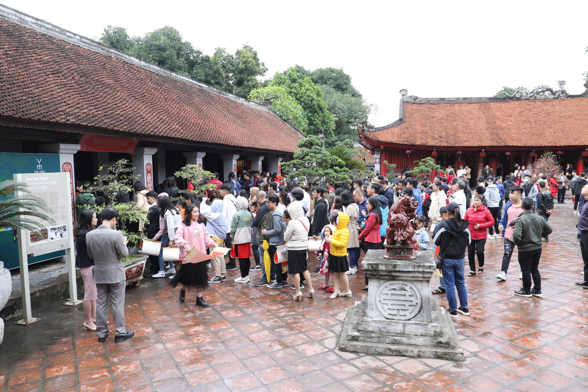 Mỗi tờ giấy được bồi sẵn với khung treo có giá bán 100.000 đồng. Người xin chữ phải trả thêm 50.000 đồng để xin được chữ mình muốn.