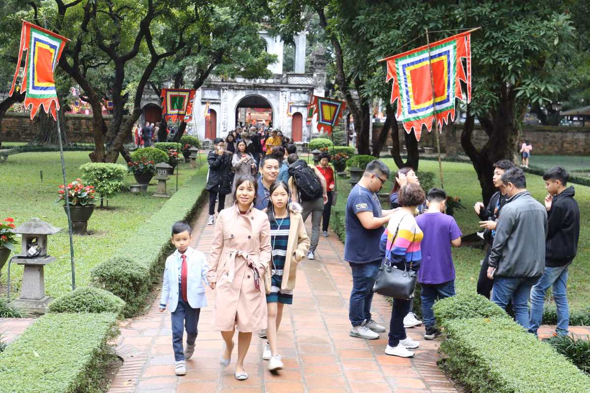 Để phục vụ nhu cầu xin chữ của người dân, Trung tâm hoạt động văn hóa khoa học Văn Miếu - Quốc Tử Giám đã tổ chức Hội chữ Xuân Canh Tý.