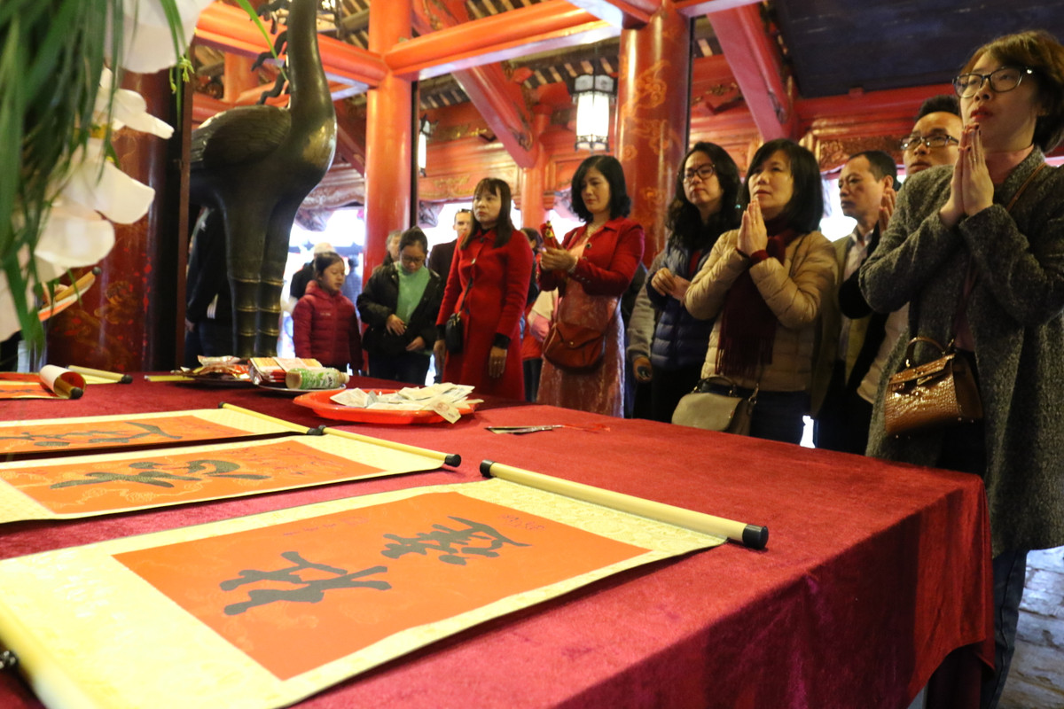 Bên trong gian thờ chính, sau khi đã xin được chữ của các ông đồ, nhiều sĩ tử cũng như các bậc phụ huynh đã đặt lên ban thờ để xin lộc.