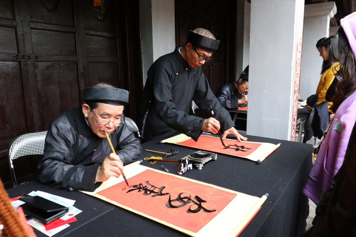 Những ông đồ làm việc hết tốc lực để dành cho những sĩ tử những con chữ đẹp và hàm chứa đầy ý nghĩa.