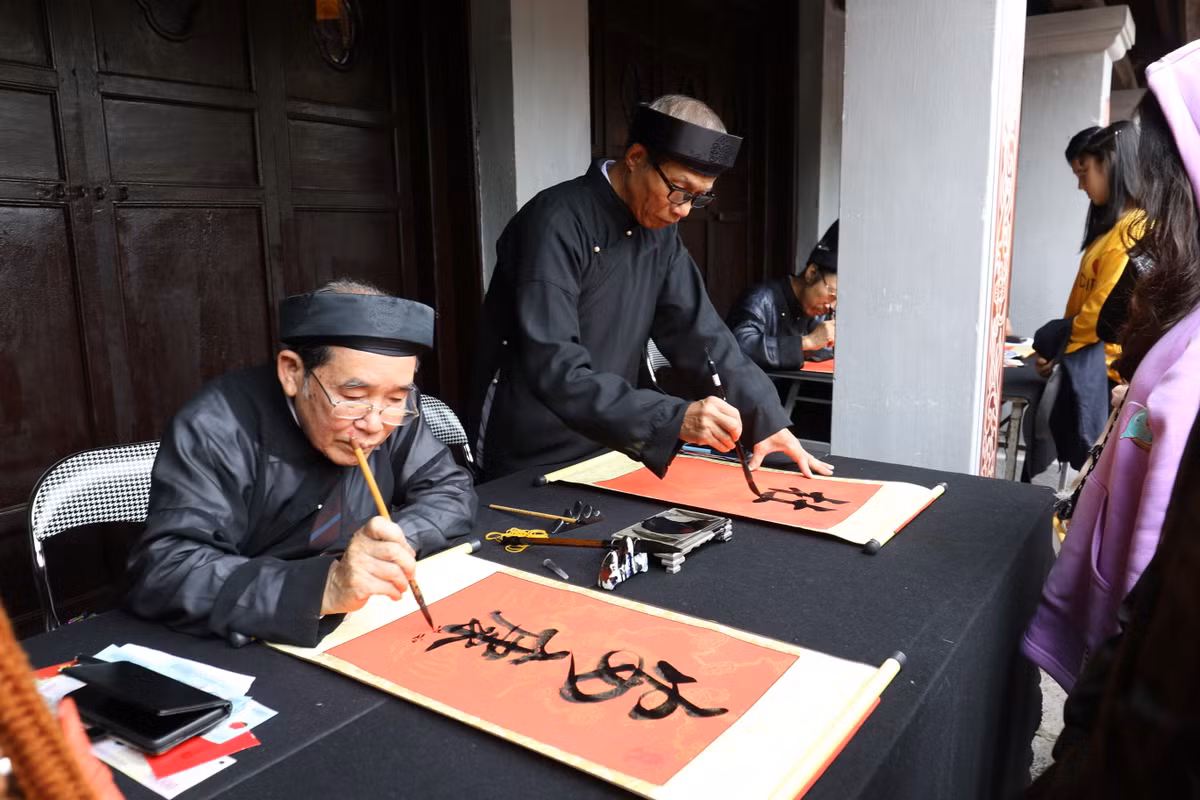 Những ông đồ làm việc hết tốc lực để dành cho những sĩ tử những con chữ đẹp và hàm chứa đầy ý nghĩa.