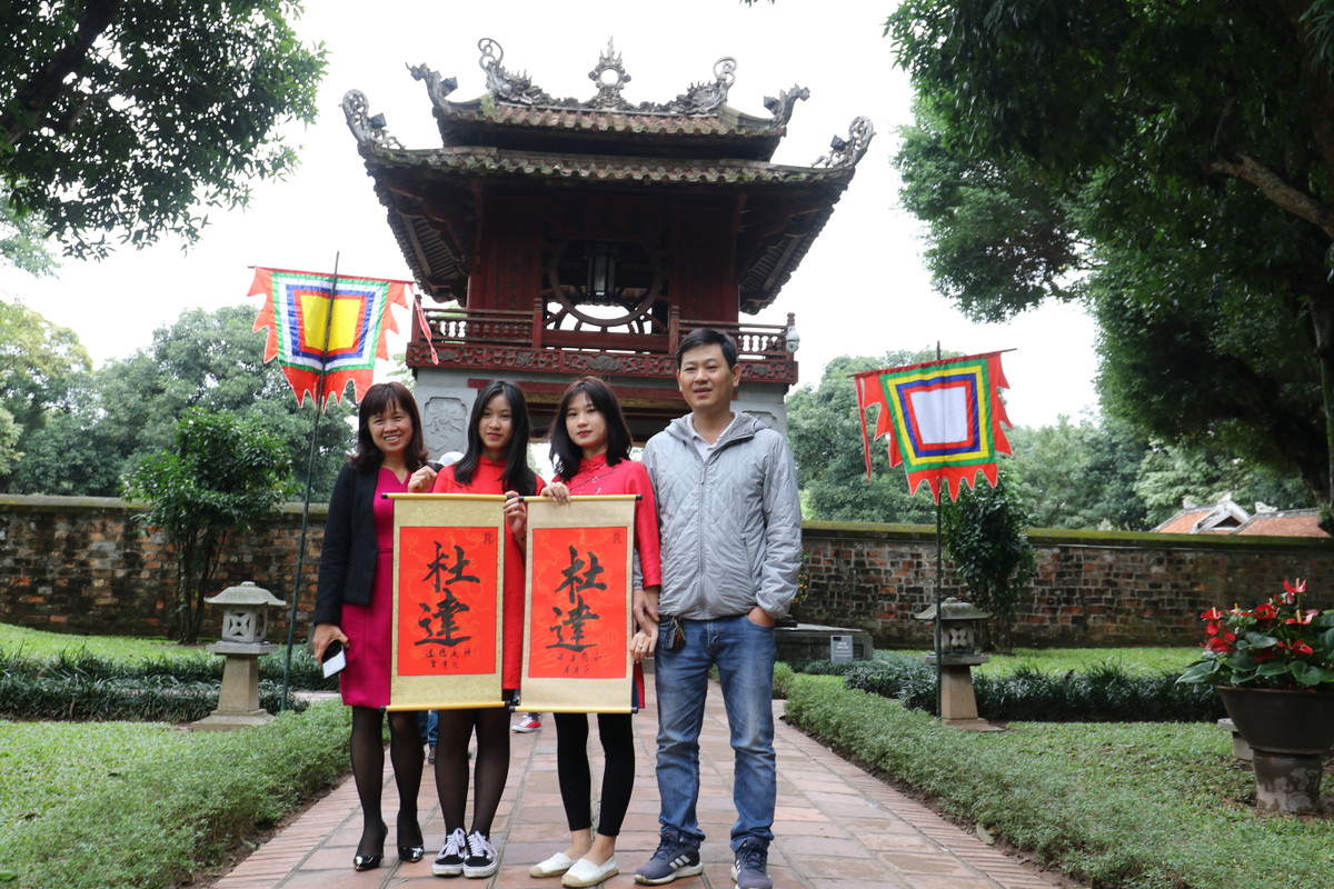 Do số lượng ông đồ ở đây ít trong khi lượng người đến xin chữ khá đông đúc, nên ban tổ chức phải lập lối đi trước các bàn bán giấy và bàn cho chữ để tránh lộn xộn.