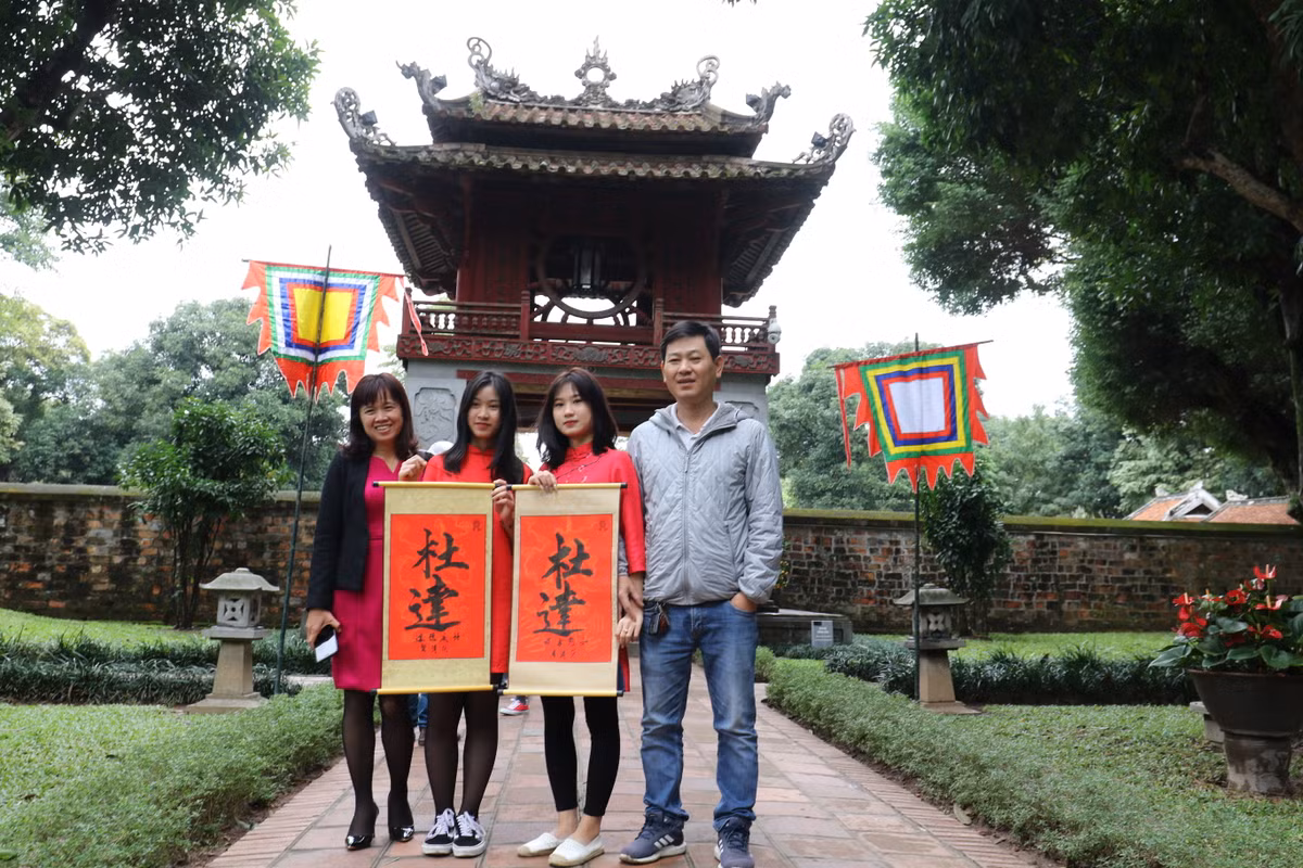 Do số lượng ông đồ ở đây ít trong khi lượng người đến xin chữ khá đông đúc, nên ban tổ chức phải lập lối đi trước các bàn bán giấy và bàn cho chữ để tránh lộn xộn.